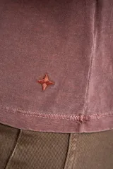 Remera de algodón color blanco roto, con escote redondo y mangas globo de tres cuartos con elástico en el puño.