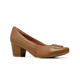 Zapato de tacón medio Usaflex, diseñado especialmente para brindar confort a personas con juanetes. Confeccionado en cuero negro con paneles laterales de tejido elástico y detalle de aplique metálico en la puntera.