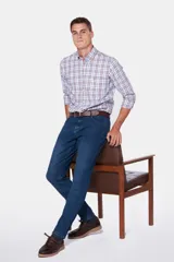 Pantalón de jean skinny con spandex, color azul oscuro. Pierna ajustada y tiro medio.