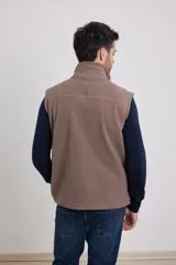 Chaleco marrón de polar con cierre frontal y cuello alto.