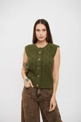 Chaleco de tejido de punto color verde oliva, con diseño de trenzas, cuello redondo y cierre frontal con botones.