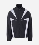 Campera liviana de poliamida con diseño cuadrillé sutil, cuello alto y cierre frontal. Presenta paneles reflectivos estratégicos para mayor visibilidad, puños elásticos y corte contemporáneo.