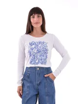 Remera de manga larga color negro con cuello en V. Presenta un estampado gráfico frontal en color blanco con la frase 'You will Bloom Yourself' y un dibujo de una flor.