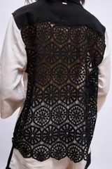 Camisa color crudo con cuello negro, mangas 3/4 y aplique de crochet negro en el frente.