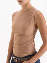 Musculosa de cuello redondo y silueta minimalista, confeccionada en una suave mezcla de poliamida y elastano que ofrece un calce confortable y una gran adaptabilidad al cuerpo. Su diseño sin mangas con hombros sutilmente encajados la convierte en una prenda básica de alta calidad.