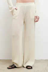 Pantalón de punto color crema, de corte palazzo y cintura alta con elástico.