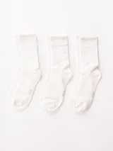 Pack de tres pares de medias de caña media, una blanca y dos en tonos beige.