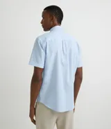 Camisa de hombre de manga corta confeccionada en mezcla de lino y algodón. Presenta un calce comfort, cuello camisero, cierre frontal con botones y un bolsillo en el pecho. Marca Marfinno.