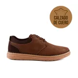 Zapato acordonado de cuero color marrón, con suela de goma y detalles de pespuntes.