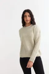 Sweater de punto con acabado brillante de lurex, cuello redondo y mangas largas, de corte holgado.
