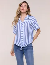 Camisa de algodón con rayas verticales blancas y azules, de manga corta, cuello camisero con escote en V, botones frontales y detalle de nudo en el bajo.