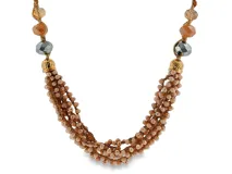 Collar de múltiples hilos con cuentas de cristal facetado en tonos melocotón, complementado con cuentas decorativas grandes en tonos metálicos y neutros, y detalles dorados.