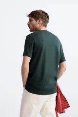 Jersey de algodón de punto, color rosa pálido, con cuello redondo y manga corta, corte relajado.