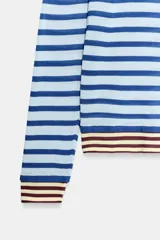 Jersey de punto fino con diseño de rayas horizontales en tonos azul claro y azul oscuro. Presenta cuello redondo, manga larga y detalles de rayas en contraste en los puños y el ruedo.