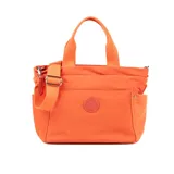 Bolso tipo tote color naranja, con doble asa de mano y correa bandolera regulable. Tiene cierre superior, bolsillo frontal con cierre y bolsillos laterales abiertos. Interior forrado con un compartimento, un bolsillo con cierre y dos bolsillos abiertos.