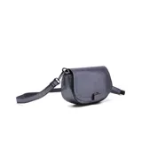 Bandolera negra de cuero sintético con correa larga regulable.