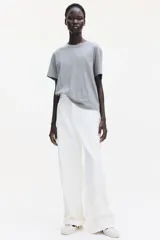 Remera gris de punto suave de algodón y viscosa, con hombros apenas caídos y cuello redondo.