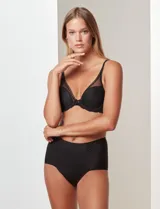 Panty tiro alto color negro, de lycra, con delantera interna con microtul elastizado.