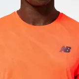Remera deportiva naranja de manga corta, con logo de New Balance en el pecho y tecnología NB ICEx para secado rápido.