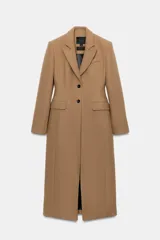 Abrigo largo entallado de Zara Woman Collection, confeccionado en mezcla de lana color tostado. Presenta cuello con solapa de muesca, mangas largas, bolsillos con solapa en el frente, forro interior y cierre frontal de dos botones oscuros.
