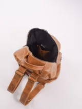 Mochila de cuero natural color negro, con diseño clásico y refinado. Cuenta con un compartimento principal con cierre, un bolsillo frontal con cierre y un asa superior. Presenta el logo de la marca grabado en la parte frontal.