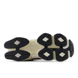 Championes New Balance 9060 unisex color marrón, beige y blanco. Capellada de malla con refuerzos de ante de piel de cerdo, entresuela de doble densidad con amortiguación ABZORB y SBS, logo de TPU en la lengüeta inspirado en la 991 original, contrafuerte translúcido en el talón y suela con estampado de diamantes inspirado en diseño de la clásica 860.