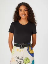 Remera corta color verde neón, de corte ajustado y mangas cortas.