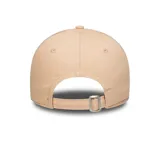 Gorra New Era 9FORTY de mujer color rosa pastel con logo de los New York Yankees bordado en color borgoña. Tiene corona estructurada, visera curva y cierre ajustable.