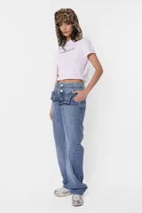 Remera blanca de jersey corte baby tee con cuello alto de ribb complemento. Estampa en delantero con la frase "30 million dolar babe" en color azul.