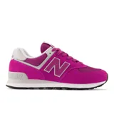 Championes New Balance 574 de gamuza fucsia con detalles en gris y blanco.