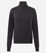 Suéter de punto color crema con cuello alto y mangas largas. Presenta un diseño ajustado al cuerpo con puños acanalados.