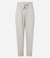 Pantalón carrot de sarga color crudo, con cintura elástica, lazo ajustable y bolsillos laterales.