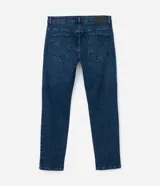 Pantalón de jean corte slim color azul oscuro, con cierre tradicional, bolsillos laterales y traseros, y cintura con pasantes para cinturón. Confeccionado con tecnología Tech Denim que ofrece mayor elasticidad, confort térmico y secado rápido.