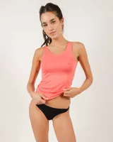 Musculosa de microfibra color salmón, de bretel ancho y corte ajustado.