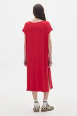 Vestido midi rojo de corte amplio con escote en V y mangas cortas. Presenta tajos laterales.