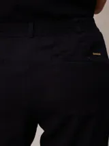 Pantalon de corte recto y tiro medio, confeccionado en una mezcla de algodon y lino. Presenta cierre frontal con boton y bolsillos laterales.