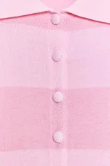Chaqueta de punto de manga larga con diseño de rayas horizontales en tonos rosados, cuello solapa y cierre frontal con botones forrados a tono.