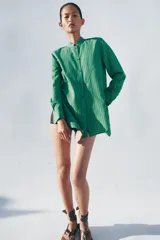 Camisa de viscosa ZW Collection con estampado de rayas verdes, cuello redondo mao, manga larga con puños anchos, pechera frontal y bajo asimétrico redondeado con cierre de botones.