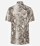 Blusa de chiffon con estampado de serpiente en tonos beige y marrón. Tiene cuello alto con lazo y mangas cortas.