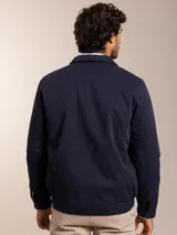 Campera azul marino con cierre frontal, cuello camisero y logo bordado en el pecho.