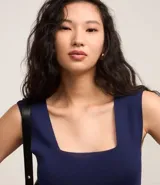 Blusa azul marino sin mangas confeccionada en tejido de punto con viscosa sostenible. Presenta escote cuadrado tanto en la parte delantera como en la espalda y breteles anchos.