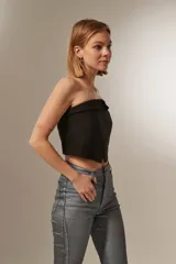 Top strapless negro con detalle de abertura en el centro del busto.