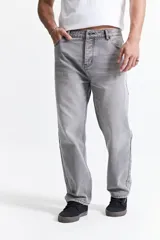 Jean de corte baggy con tiro medio, diseño amplio y holgado en piernas y cadera, con pasacintos y cierre frontal.