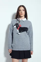 Sweater de punto color gris melange con diseño tejido de un perro salchicha en el frente. Presenta cuello redondo, mangas largas y un corte relajado.