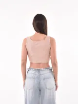 Musculosa crop top de tela acanalada en color azul, con escote redondo y diseño ajustado al cuerpo.