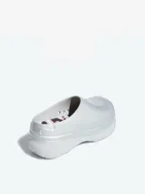 Mules Adidas Adifom Stan Smith Pride, color plateado, con logo de Adidas en el talón.