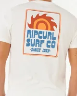 Remera Rip Curl de manga corta, color beige con estampa pequeña en el pecho y estampa grande en la espalda con diseño de surf, corte estándar.