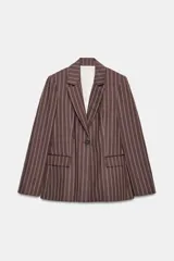 Blazer de corte sastrero con diseño de rayas verticales, cuello con solapas, cierre frontal con un botón y bolsillos laterales con solapa.