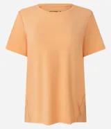 Remera deportiva de manga corta con cuello redondo, confeccionada en tejido de poliamida con textura microperforada. Presenta un diseño funcional con recortes laterales y costuras reforzadas, ideal para actividades físicas.