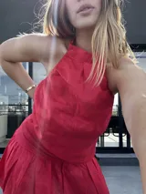 Top rojo de lino con cuello halter, espalda descubierta y cierre con botón en la nuca.